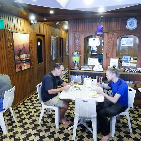 Backpacker Hostel (Adults Only) Янгон Экстерьер фото