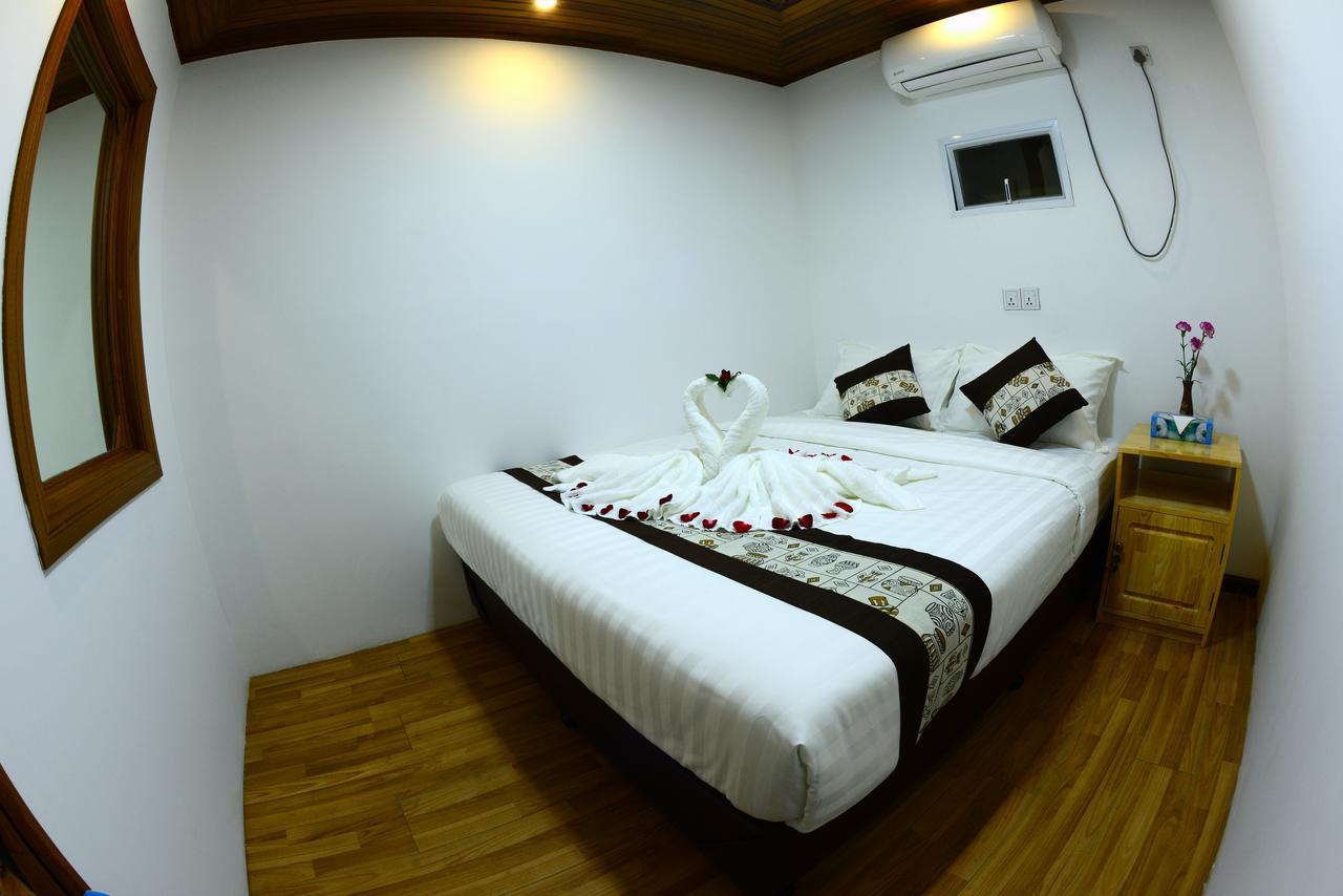 Backpacker Hostel (Adults Only) Янгон Экстерьер фото