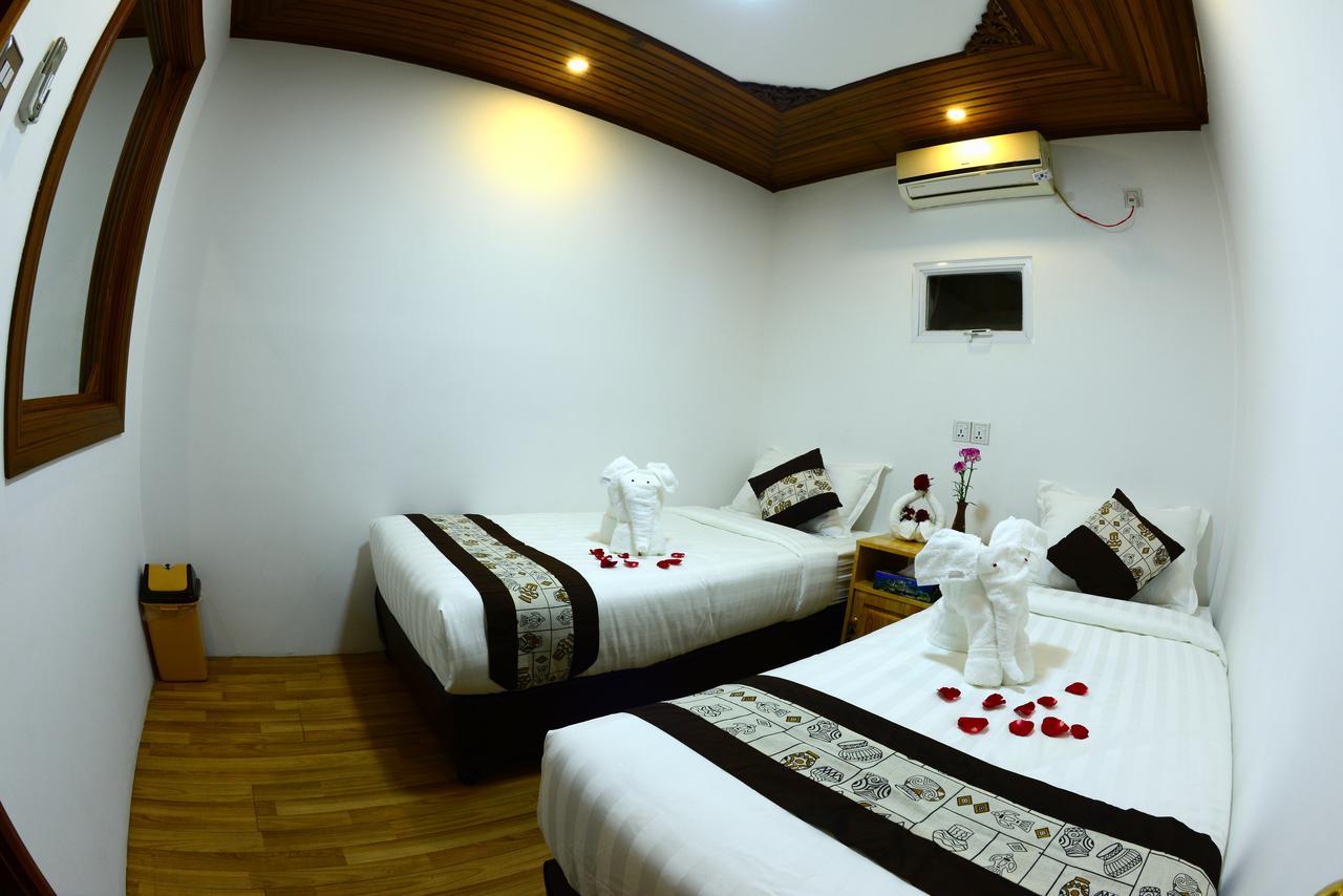 Backpacker Hostel (Adults Only) Янгон Экстерьер фото