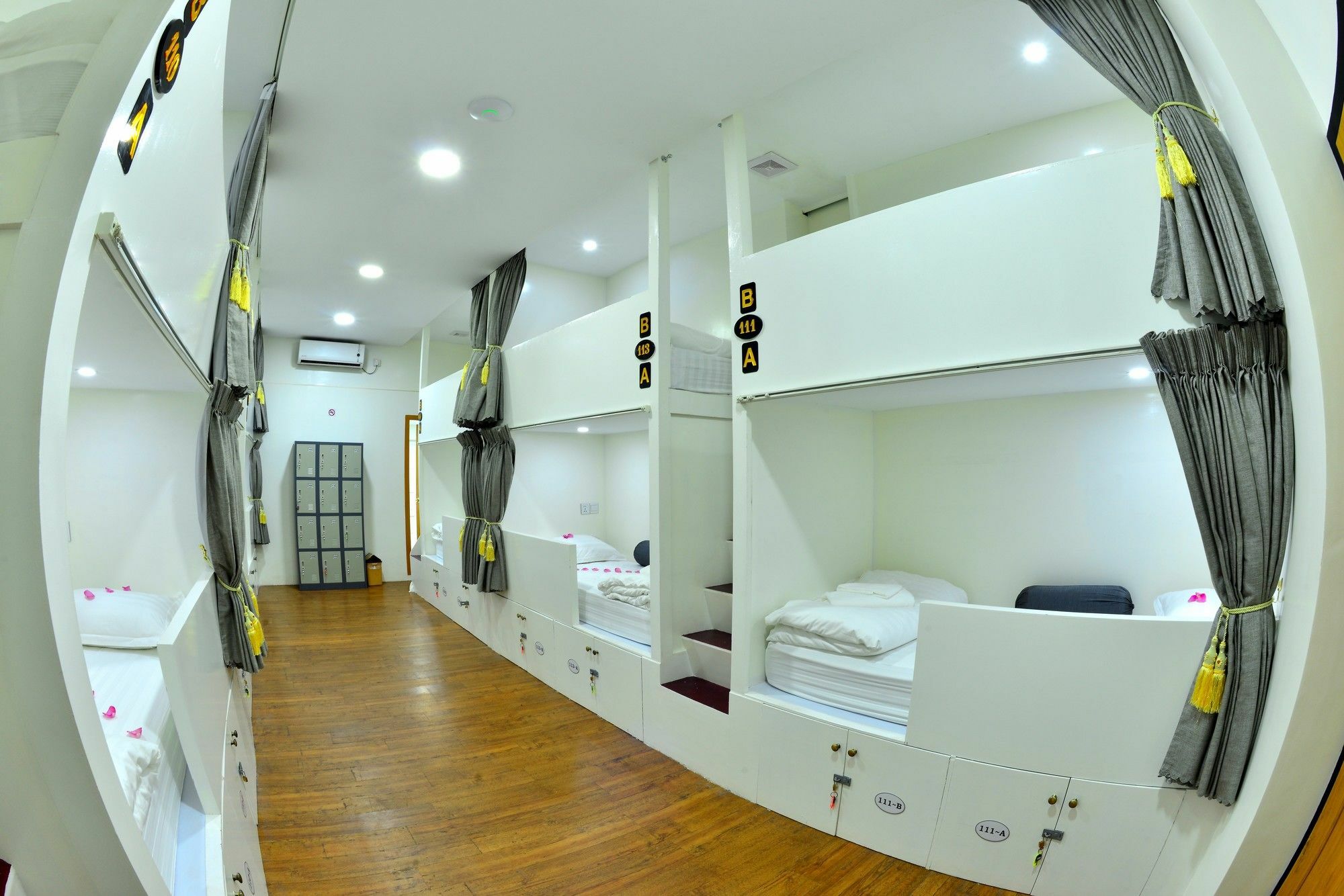 Backpacker Hostel (Adults Only) Янгон Экстерьер фото