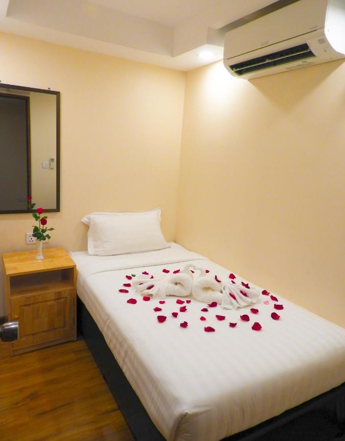 Backpacker Hostel (Adults Only) Янгон Экстерьер фото