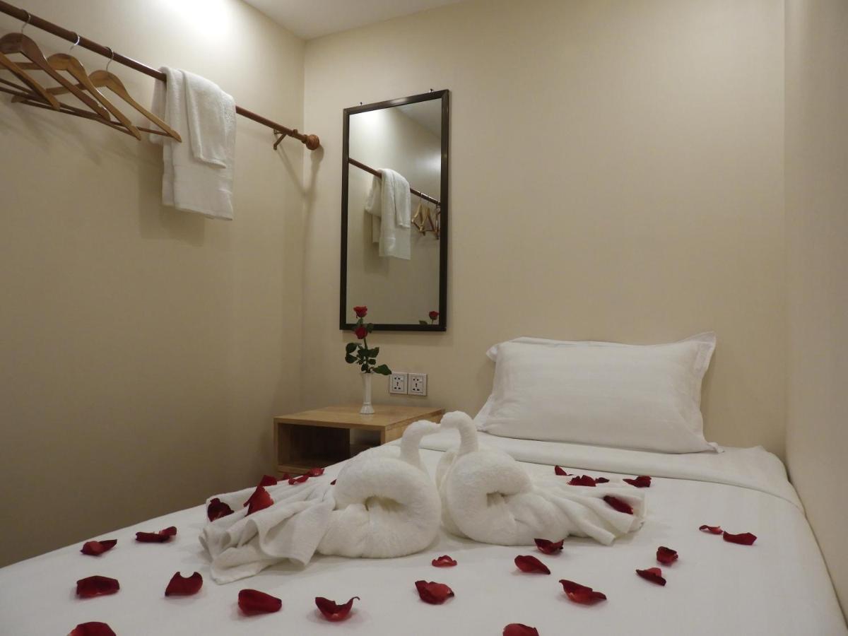 Backpacker Hostel (Adults Only) Янгон Экстерьер фото
